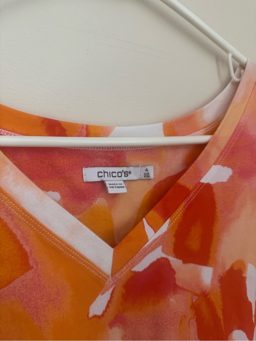 Chico’s Abstract Watercolor Print V-Neck Top Orange Short Sleeve Size 4 US XXL - Picture 3 of 4